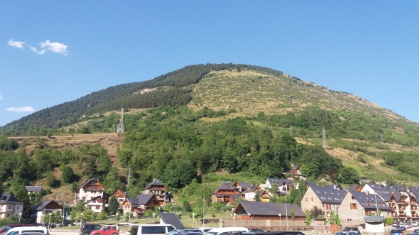 Lähtöpaikka Vielha on varmasti käymisen arvoinen kohde. Upeat vuoret ympäröivät Alppi-tyyppistä kylää, jossa on tarjolla runsaasti palveluita.
